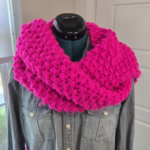 EXPRESS CHUNKY KNITWEAR OVERSIZE HOT PINK SCARF FRINGE ENDS WOMEN OS WARM COZY - Picture 1 of 12